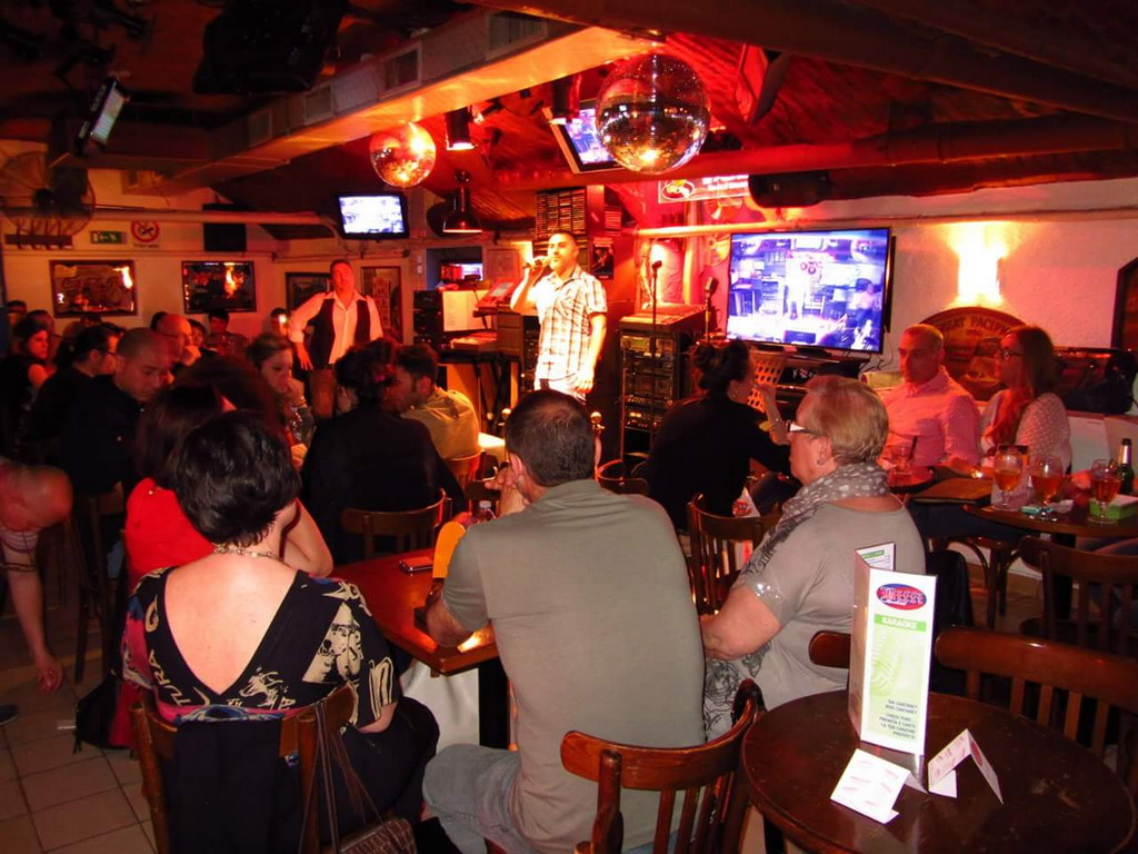 Bar Biffi apericena e karaoke