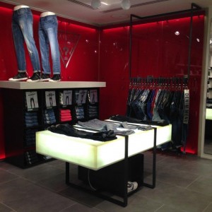 GUESS Denim Store Abbigliamento Milano 05